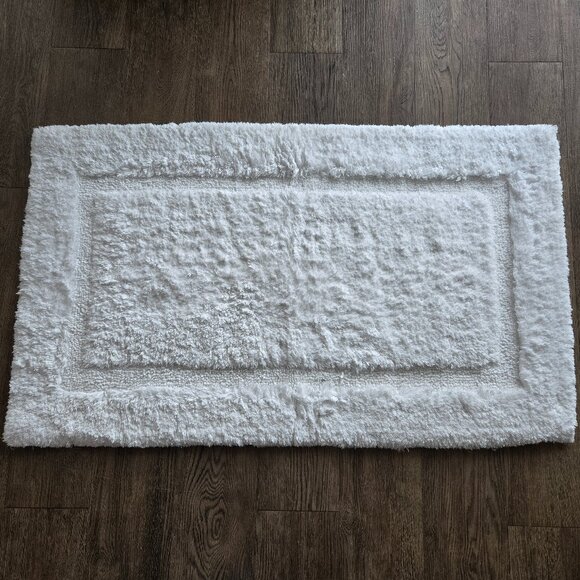 Frontgate White Resort Collection Skid Resistant Bath Rug 24 x 40 - Picture 1 of 9